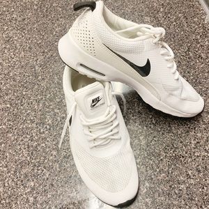 Women’s 8 Nike Airmax Thea